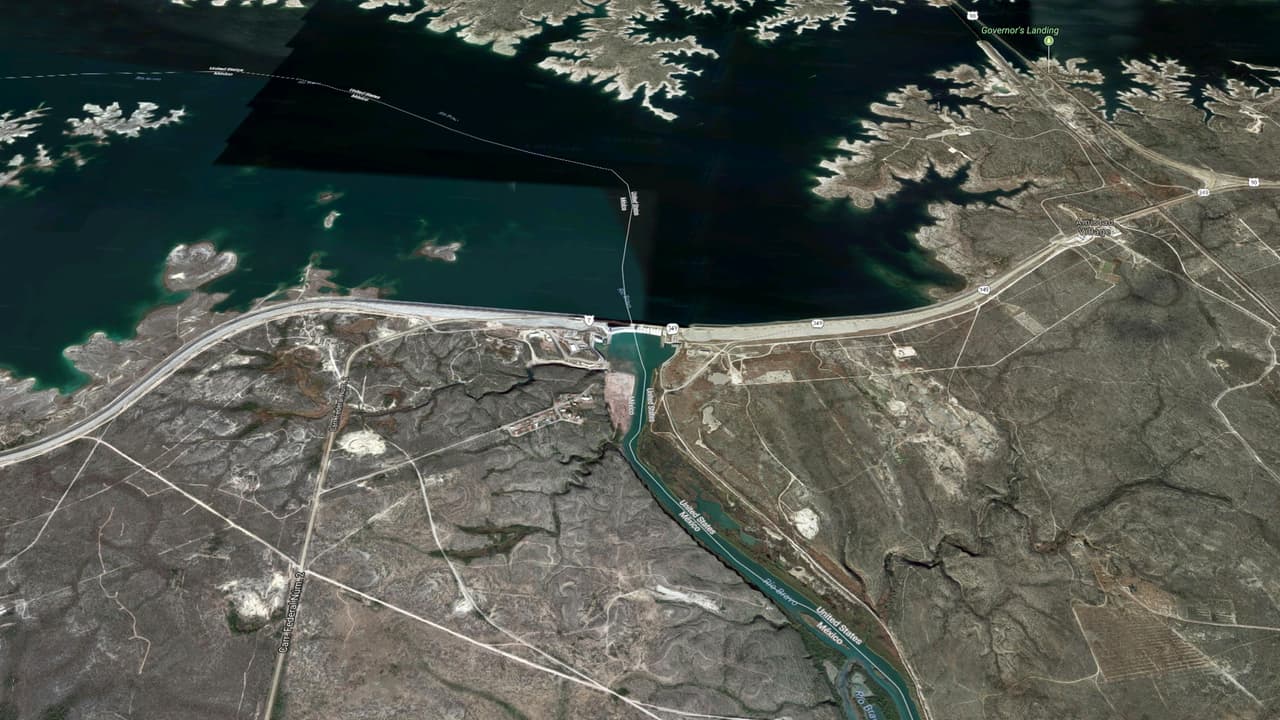 La isntalación administrada por la Comisión Internacional de Límites y Aguas, una oficina binacional creada en 1889 para aplicar las reglas que determinan los límites entre los dos países. Este organismo determina la fracción de agua almacenada en el embalse que pertenece a cada país.