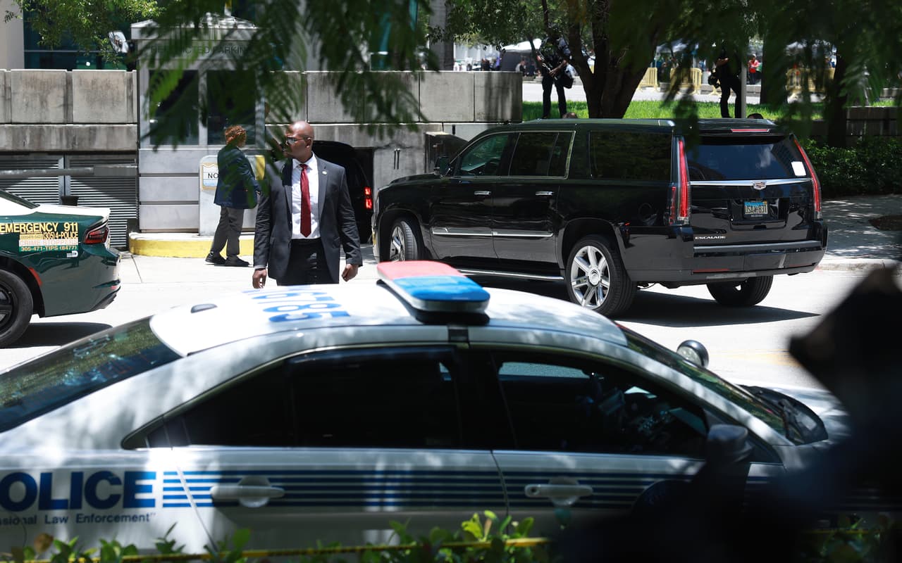 Donald Trump llegó al Palacio de Justicia Federal de los Estados Unidos Wilkie D. Ferguson Jr., vestido con un traje azul marino, camisa blanca y corbata roja.