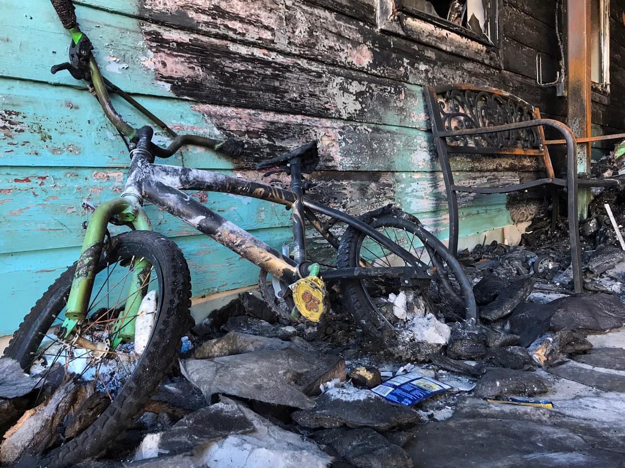 Sobre la parte de afuera de la casa también se reportaron daños a sus propiedades.
<br>