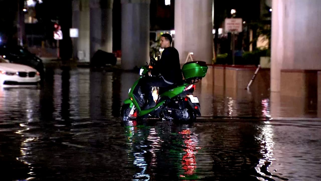 Las personas tuvieron que luchar con el agua para poder llegar a sus destinos.