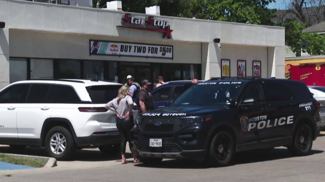 Cuatro sospechosos de robo bancario en Houston son arrestados tras persecución y choque