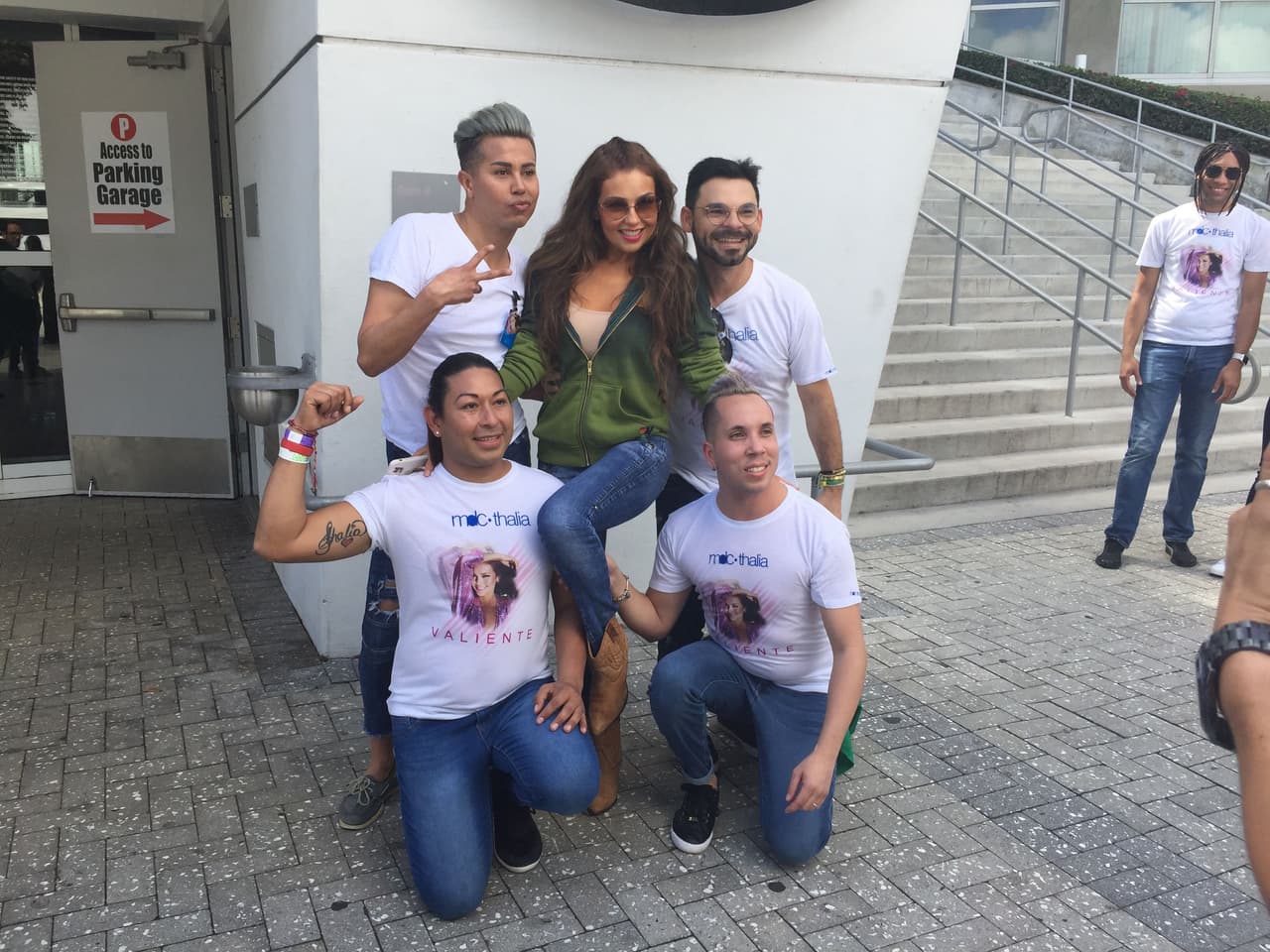 Thalía recibió el cariño de sus fans, quienes no paraban de tomarse fotos con ella.