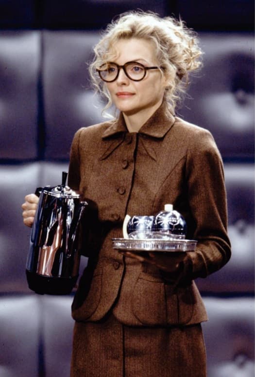 En 'Batman Returns' es presentada de dos maneras: primero como Selina Kyle, una secretaria común y corriente que trabaja para Max Shreck.