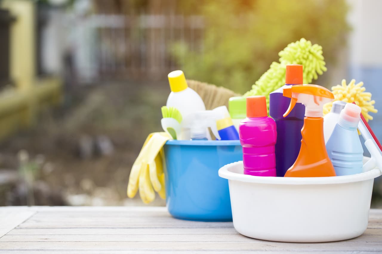 <b>2. Organízalos.</b> Si guardas tus artículos de limpieza en canastos, divídelos por secciones y etiqueta cada división. Puedes catalogarlos según el espacio de la casa que están destinados a limpiar, ya sea baño, cocina o habitaciones.