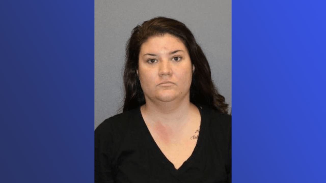 Amber Rosales fue encarcelada en conexió al asesinato de su esposo en un camión en Denton, informó el departamento de policía.