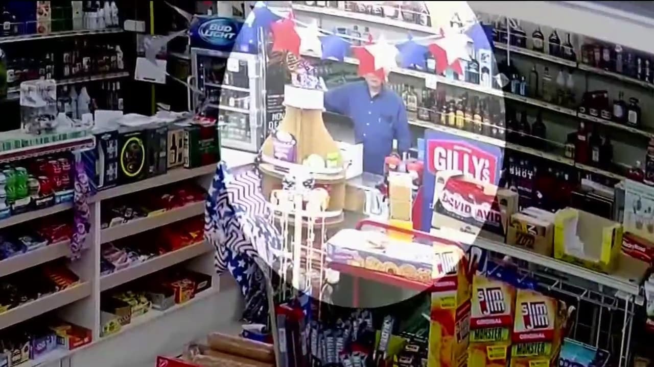 El momento en que un abuelo de 80 años enfrenta a un ladrón que entró a su tienda y le dispara con un rifle