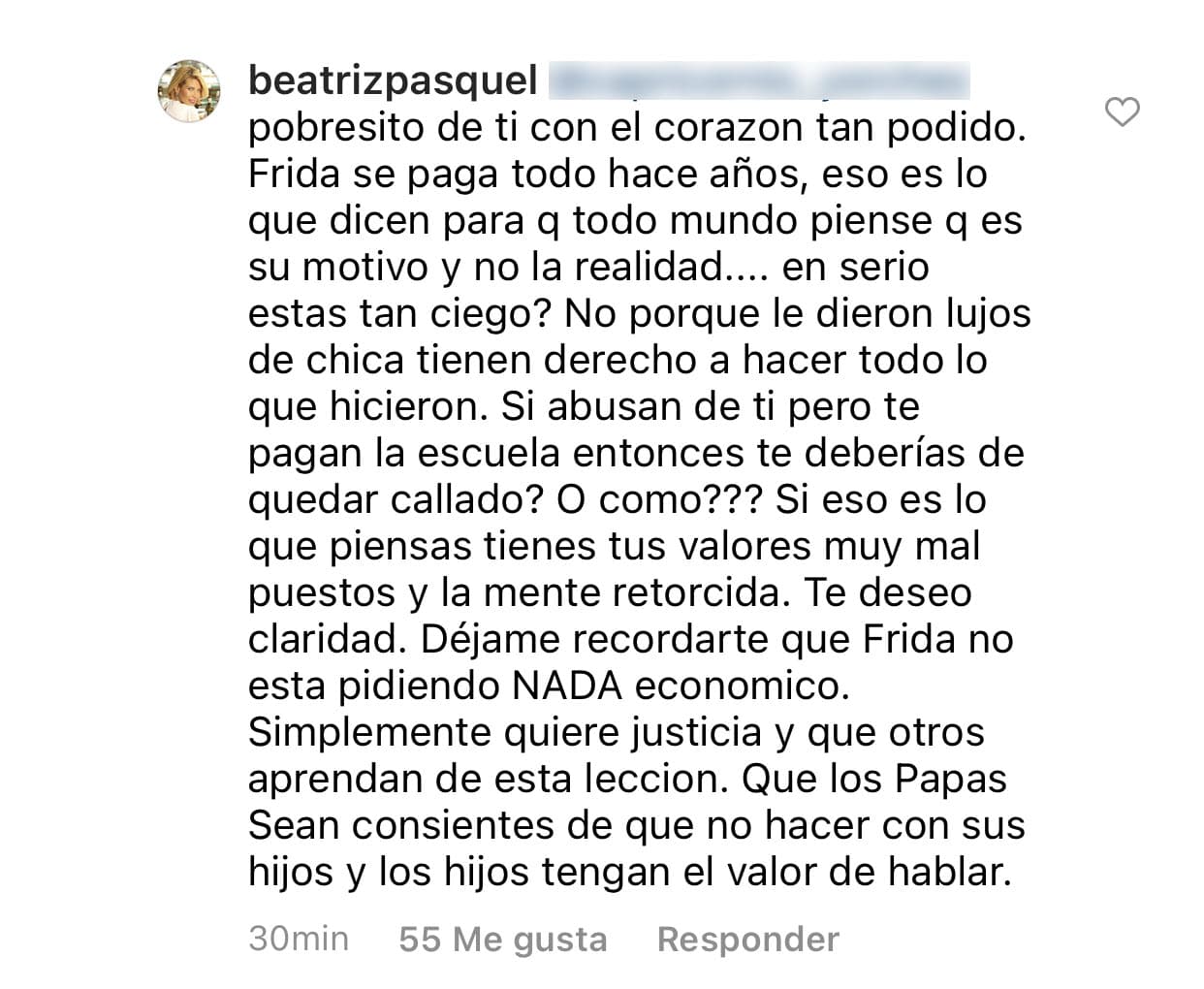 En la sección de comentarios, la madrastra de Frida Sofía aclaró la noche del sábado 12 de junio que la cantante
<b><a href="https://www.univision.com/famosos/todo-el-mundo-necesita-dinero-frida-sofia-explica-la-verdadera-razon-para-contar-su-historia-video" target="_blank">"se paga todo desde hace años" </a></b>y , sin mencionar a la familia materna de su hijastra, aseguró que el argumento de que supuestamente Alejandra Guzmán ya no le da ni un quinto "es lo que dicen para que todo mundo piense que es el motivo (de la demanda) y no la realidad".
<br>