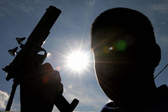 Aunque Benítez no reveló la edad de los sospechosos, sugirió que eran tan jóvenes como para divertirse con pistolas de juguetes.