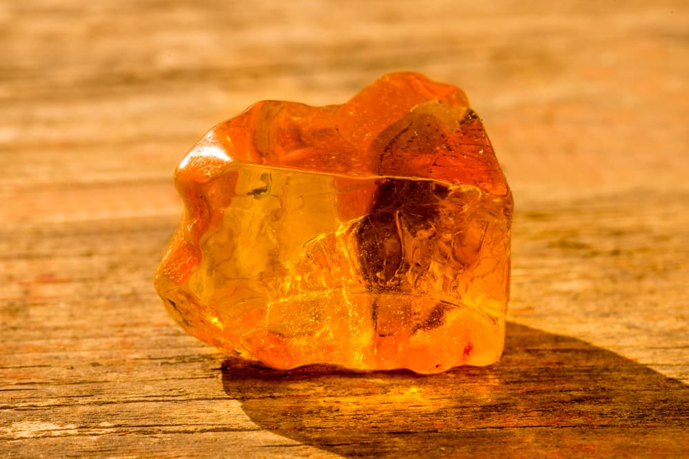 Mete en su interior una pequeña piedra de ámbar, un excelente amuleto de protección y prosperidad.