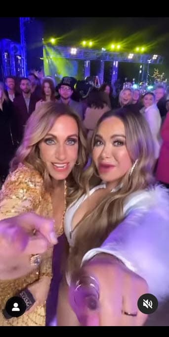 Con ellos también estuvo Chiquis, quien amenizó la noche desde esa ciudad. 
<br>