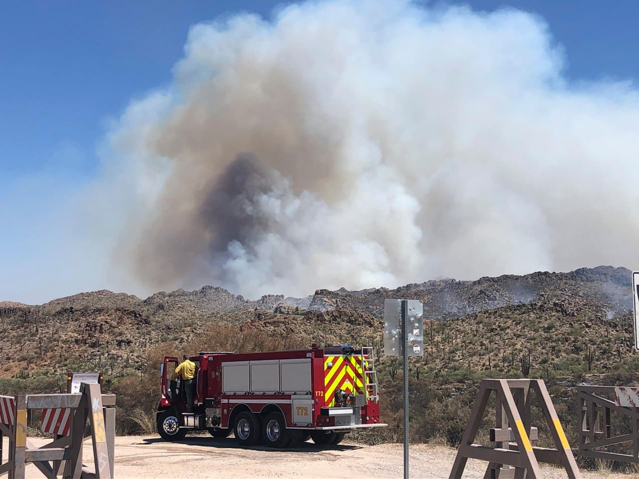 Ordenan evacuar a los residentes de Sunflower debido al incendio de Bush a lo largo de la Ruta Estatal 87. “Recuerde llevar agua, refrigerios, recetas, identificación, correas y transportadores para mascotas, alimentos para mascotas y otros artículos necesarios para usted y su familia”, indica la Oficina del Sheriff del Condado de Maricopa (MCSO).