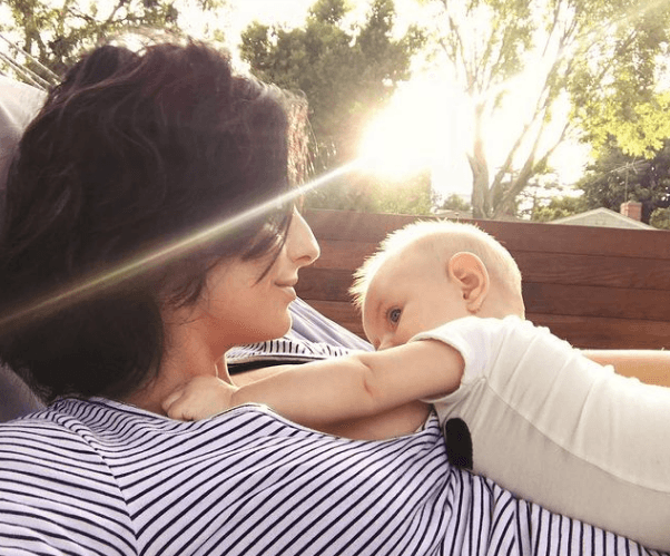 En su cuenta de Instagram compartió una imagen de ella y Kailani alimentándose de su pecho. “Tanto amor y tanto aprendizaje y solo apenas llevamos 6 meses! Qué emoción tenerte en mi vida”, expresó la hija de Eugenio Derbez.
