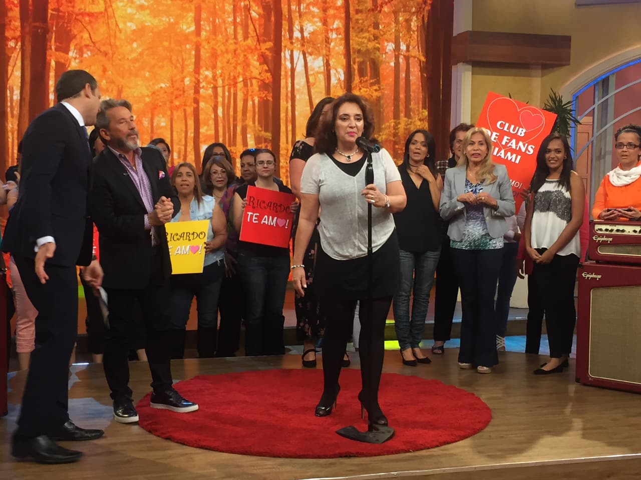 El club de fan de Montaner se dio cita en la casita de Despierta América para apoyar al cantante.