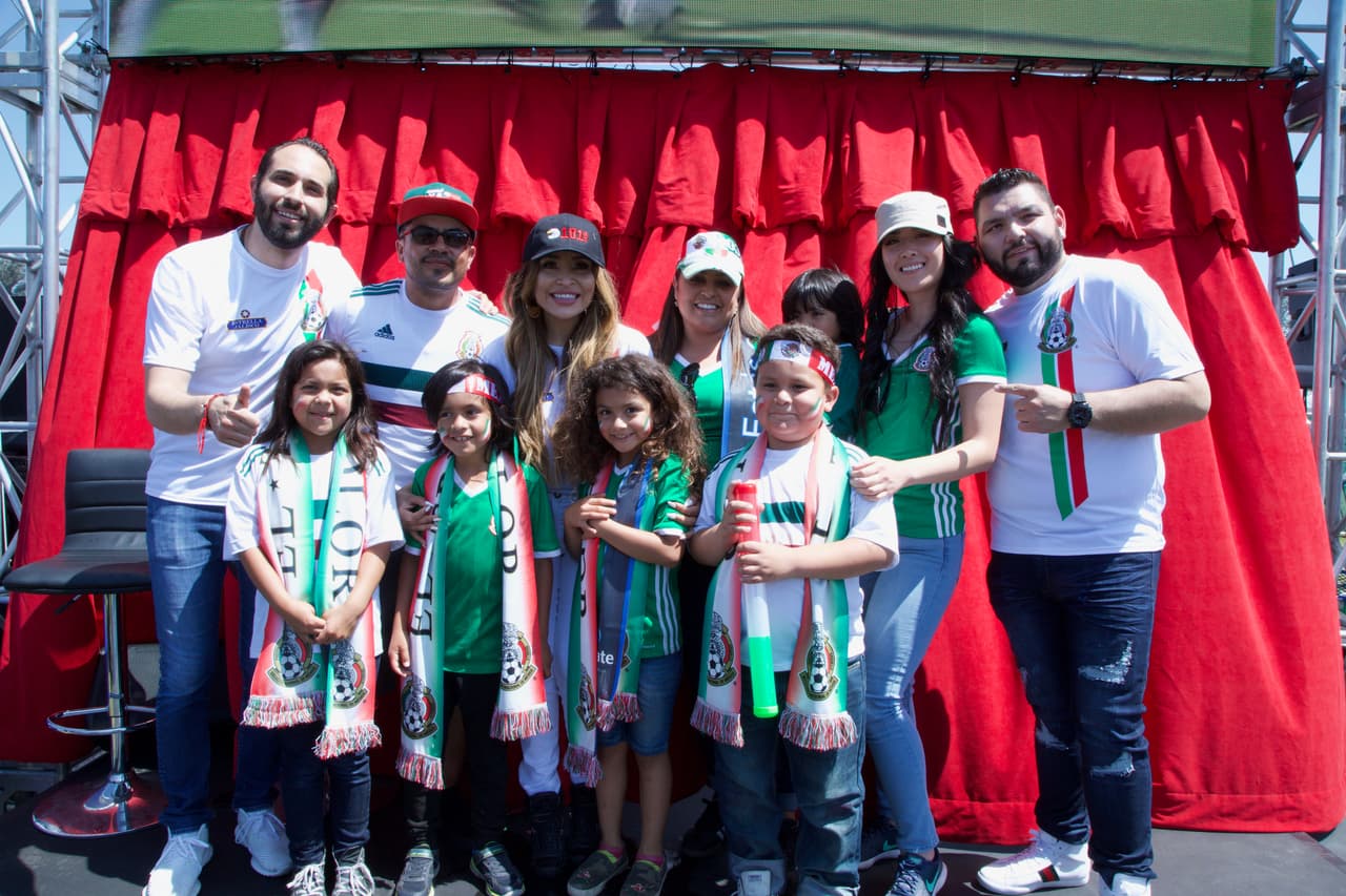 El trío de locutores estuvo presente en la sede del
<b>México vs. Gales</b> en Pasadena, CA.