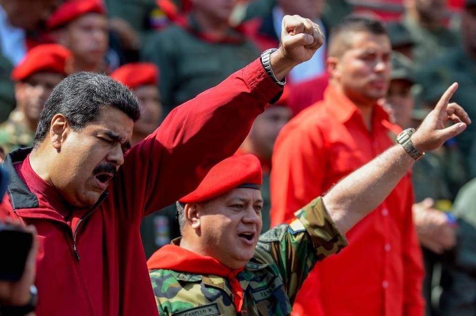 Maduro dice que impedirá "por las buenas o las malas" que oposición tome el poder en Venezuela