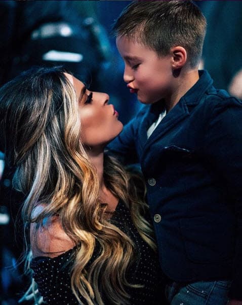 El pequeño, de 6 años, ha demostrado que le gustan las cámaras, ya que ha crecido en los foros de grabación acompañando a su madre.