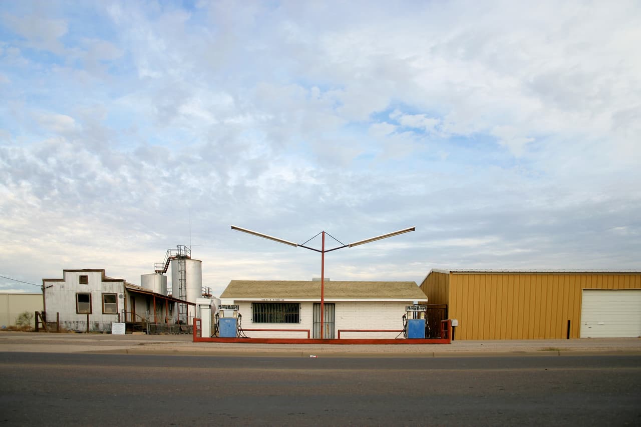 <b>Puesto 18. Buckeye, Arizona</b>
<br>
<br>Variación del precio promedio de la vivienda en un año: +21.3% (+53,769 dólares).
<br>
<br>Valor promedio de la vivienda en marzo de 2021: 306,466 dólares.
<br>
<br>Variación de la población en un año: +6.3% (+4,114 habitantes).
<br>
<br>Población: 69,744 habitantes.
<br>
<br>Variación del ingreso familiar promedio en un año: +8.8% (+5,775 dólares).
<br>
<br>Ingreso familiar promedio: 71,707 dólares.
<br>
<br>Según el análisis, un factor que puede contribuir a que los precios de las viviendas suban rápidamente a nivel local es la demanda, a menudo precipitada por el crecimiento de la población.
<br>