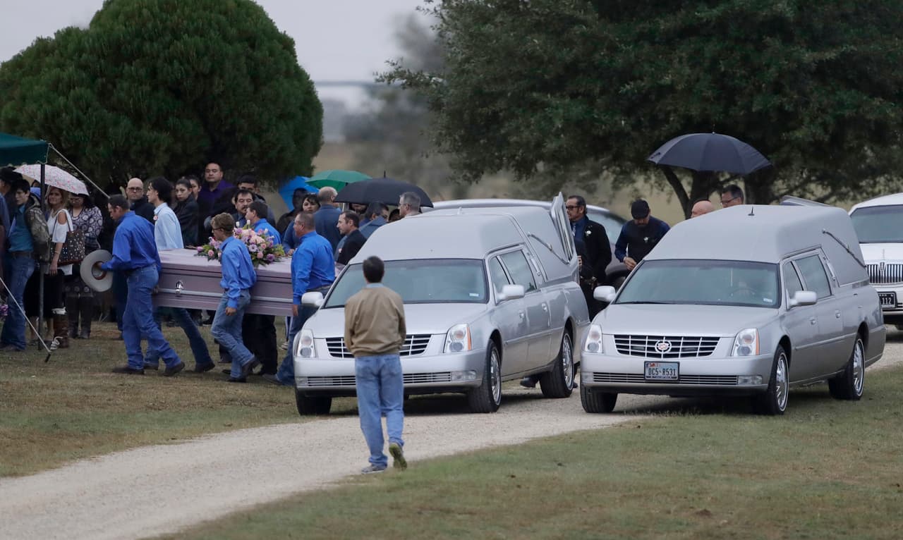 Un semana después del tiroteo que se presentó en First Baptist Church, Texas y que dejó a 26 personas muertas, la conmoción continúa en Sutherland Springs. Desde este sábado, familiares y pobladores se han reunido para asistir a los primeros sepelios de las víctimas.