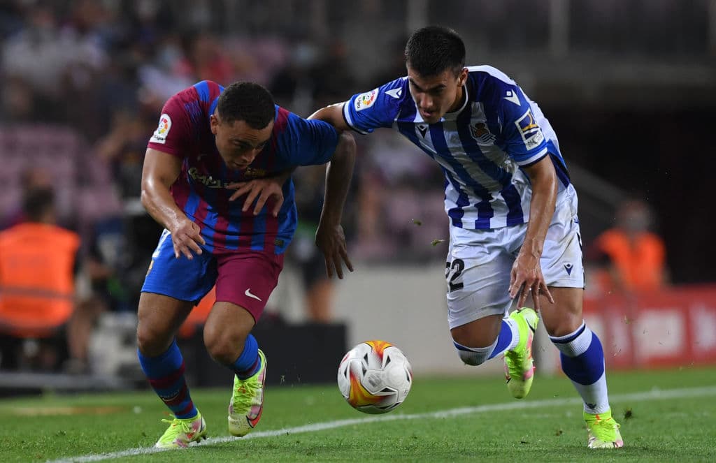 Barcelona se impone ante la Real Sociedad con un marcador de 4-2, tras la salida de Messi del Barcelona. Gerard Piqué (19') se encargo hacer el primer tanto para los culés, seguido de Martín Braithwaite con doblete, pero el equipo visitante sumó dos más por parte de Cienfuegos (82') y Oyarzabal (85'), ya al filo del partido, Sergi se encargó de hacer el cuarto tanto de la victoria.