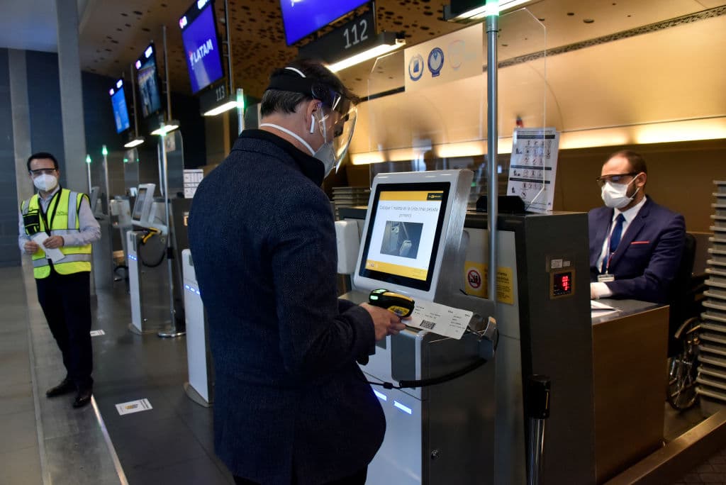 ¿Necesitaremos un 'pasaporte de salud' para viajar o ir al cine? Ya existe un proyecto para implementarlo