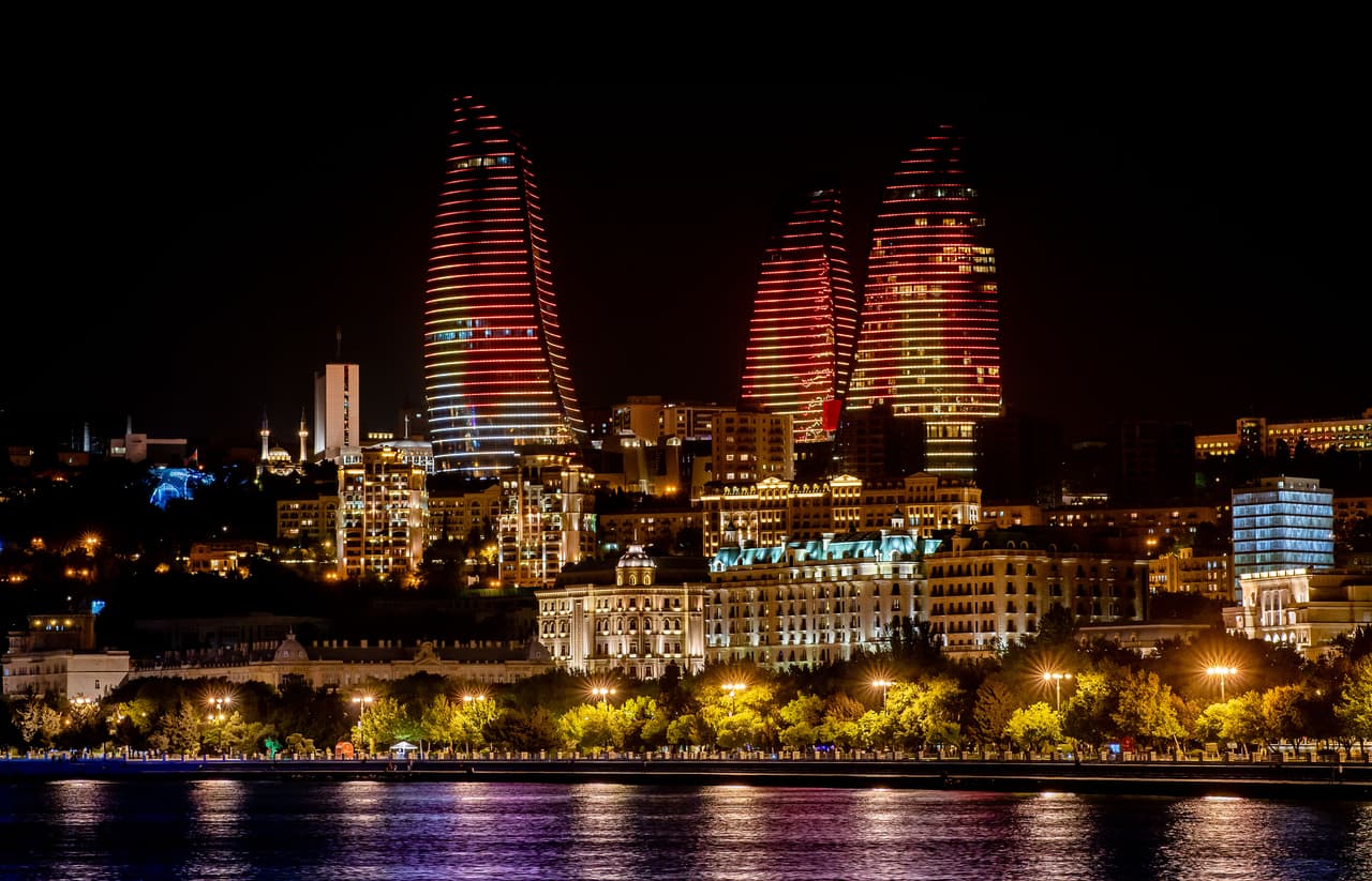 Bakú será la sede de la Final de la Europa League entre Chelsea y Arsenal. La capital de Azerbaiyán, que recibirá el duelo del miércoles 29 de mayo, ofrece espectaculares postales.