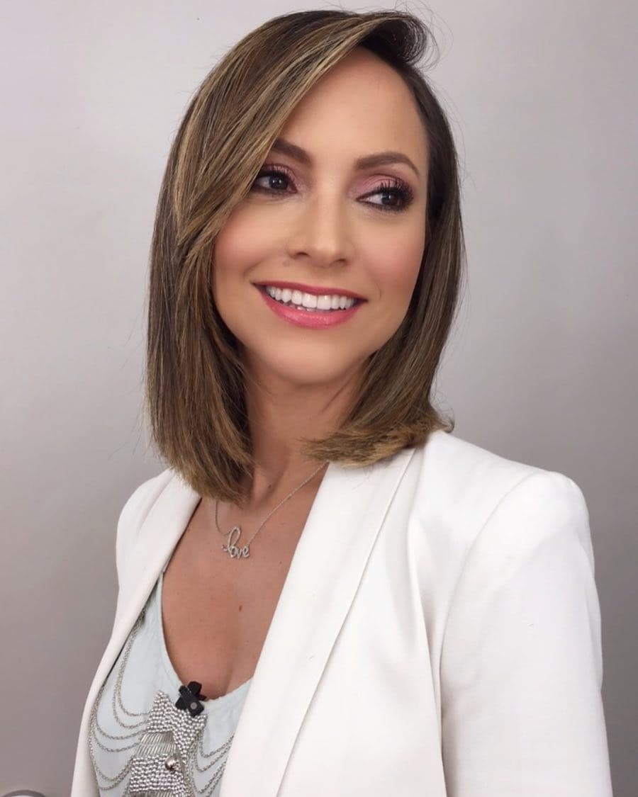 Aquí la vemos con el cabello por encima de los hombros y un fleco largo. En cuanto al tono de cabello, generalmente usa transparencias doradas sobre una base marrón.