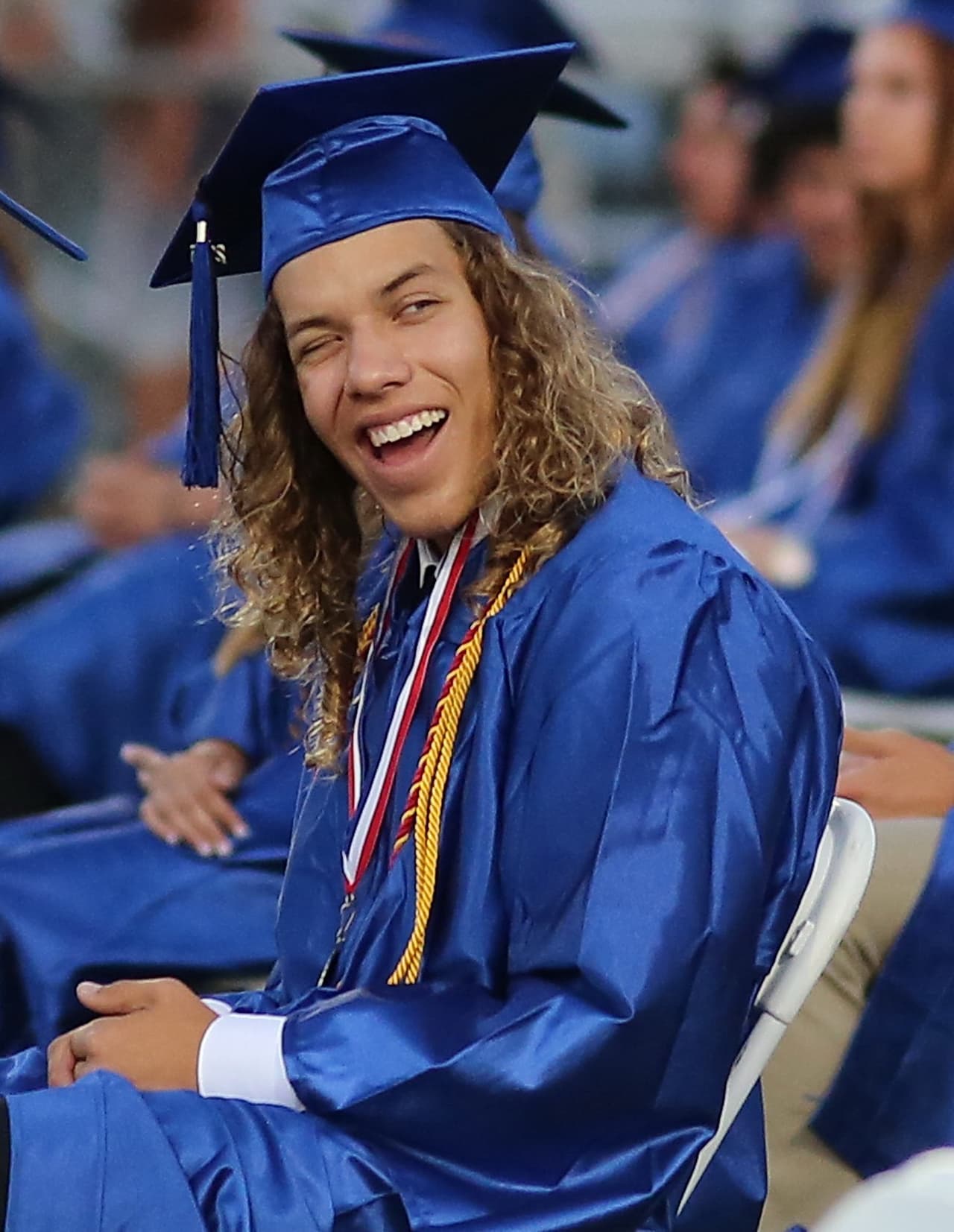 Los fotógrafos captaron la ceremonia de graduación del chico.