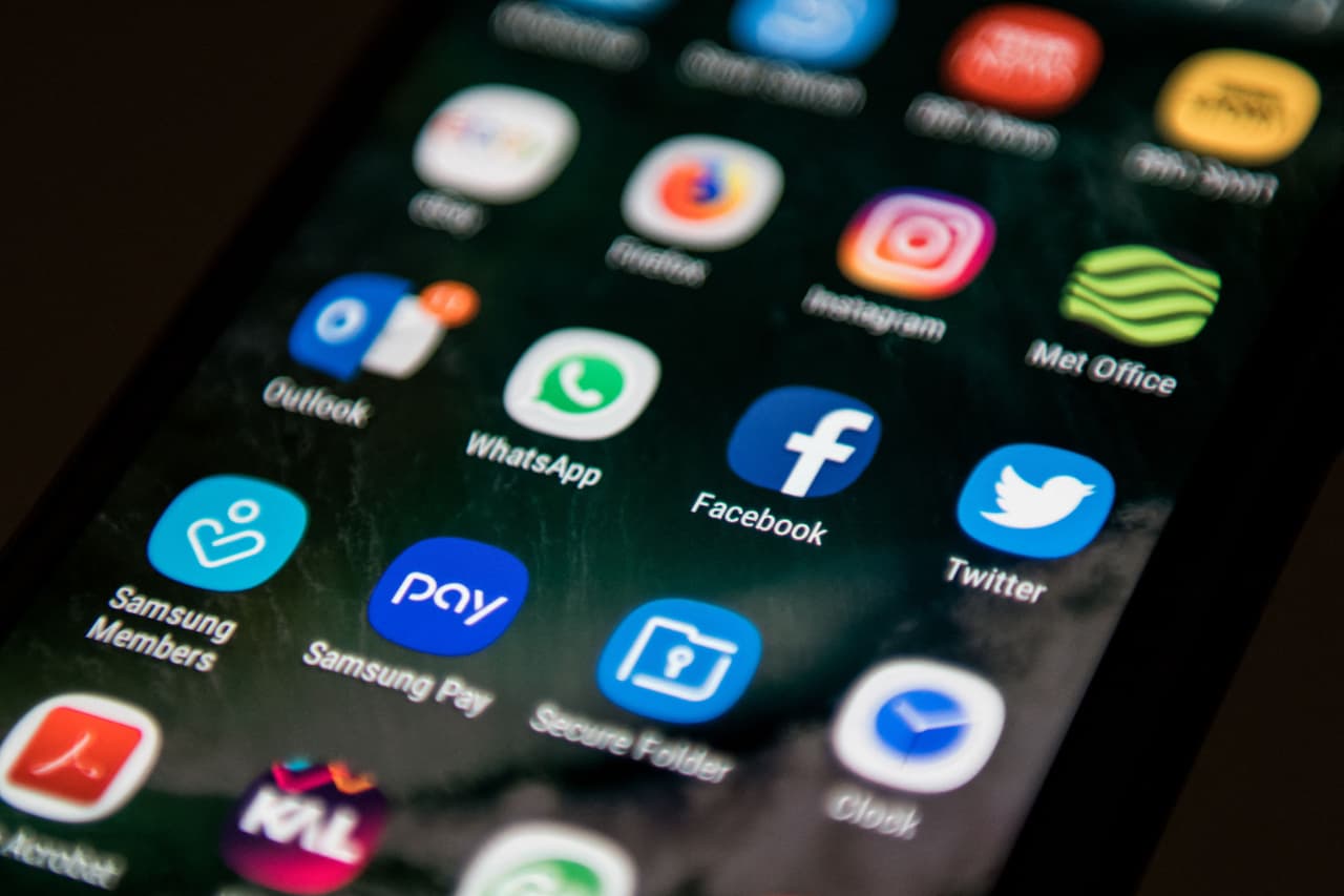 Cómo el rastro de las redes sociales ayuda a resolver casos de muertes por sobredosis de fentanilo en EEUU