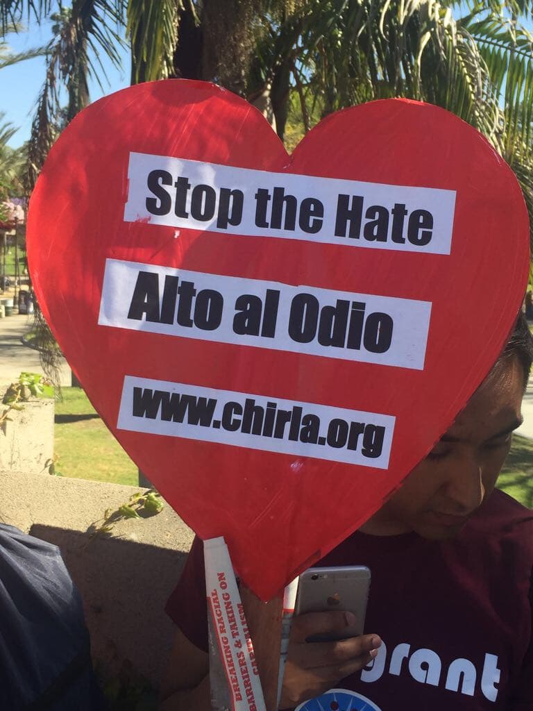 Carla Medrano compartiendo con los trabajadores y comunidad inmigrante en la ciudad de Los Ángeles.