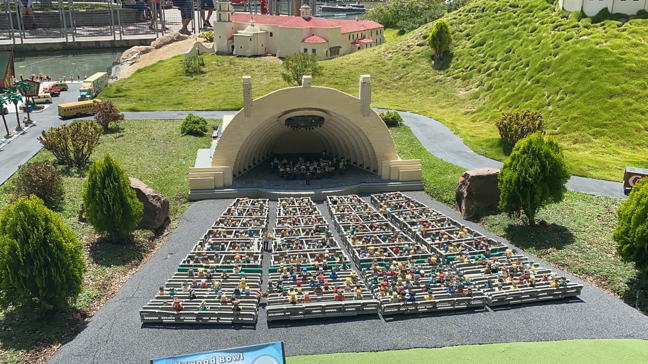 Entre las atracciones del parque temático hay una zona en la que podrás visitar siete áreas entre las diferentes ciudades de EEUU. Esta, por ejemplo, es una recreación a escala del Hollywood Bowl en Hollywood, Los Ángeles.