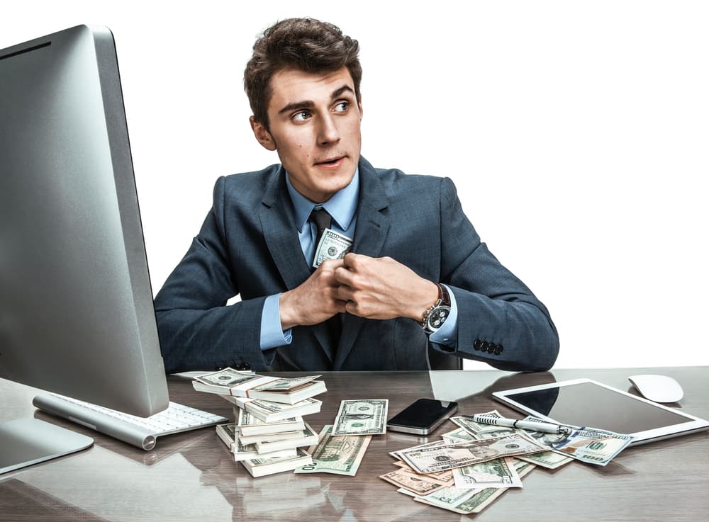 Peligros que debes evitar: Confiar en gentes que no conozcas para asuntos relevantes que tengan que ver con tu dinero o tu economía en general. 
<br>