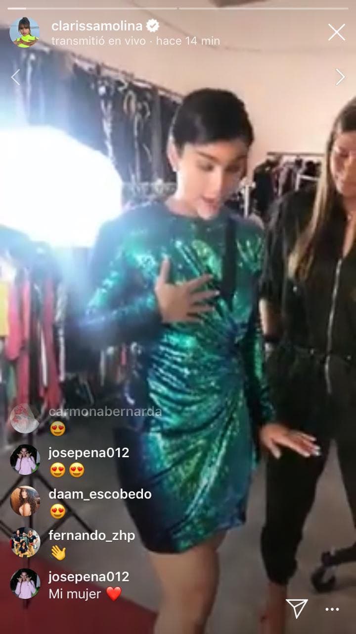 Clari realizó una video en vivo vía Instagram, en el que la vimos usando el vestido de lentejuelas y manga larga: "Es un poco más tradicional, y nunca me he puesto manga larga", dijo la presentadora. Sin embargo, hicimos memoria y recordamos que...