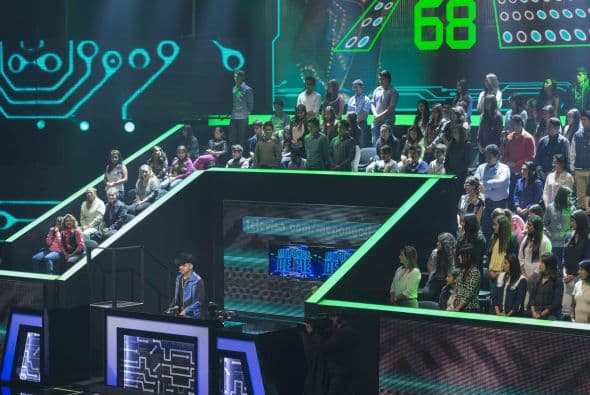 Caras graciosas, bromas, muestras de afecto y selfies con los fans, de todo pasa en el backstage y los famosos lo saben. Mira todo lo que no pudiste ver en la gala cinco de Me Pongo De Pie.