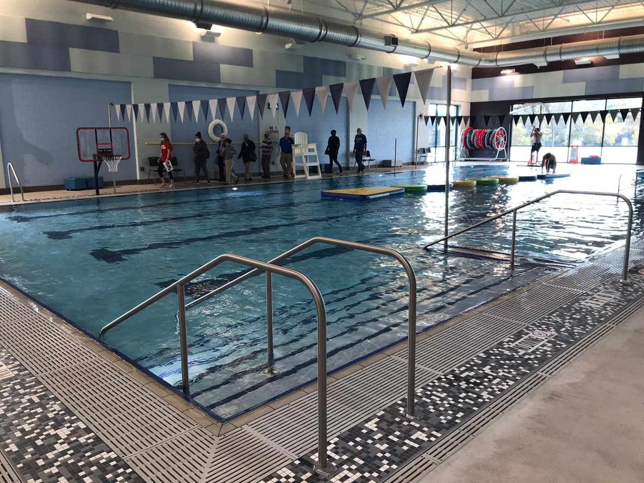 La piscina cuenta co suficiente espacio para mantener el distanciamiento social.