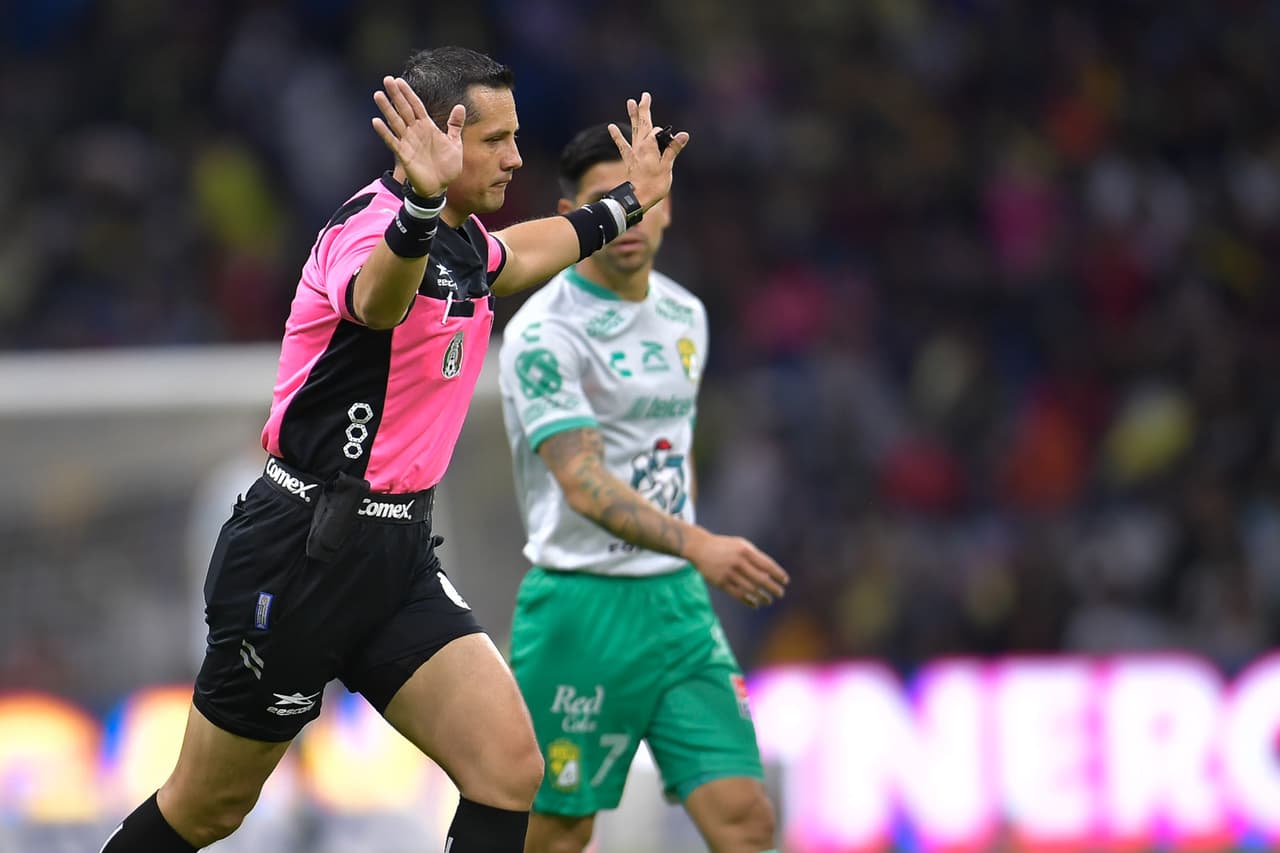 En cuestión de 10 minutos, León se quedó sin dos jugadores, José Rodríguez y Víctor Dávila; el primero al final del primer tiempo y el segundo al inicio del complemento. La tercera roja llegaría hasta el 85’ para William Tesillo por detener un contragolpe.