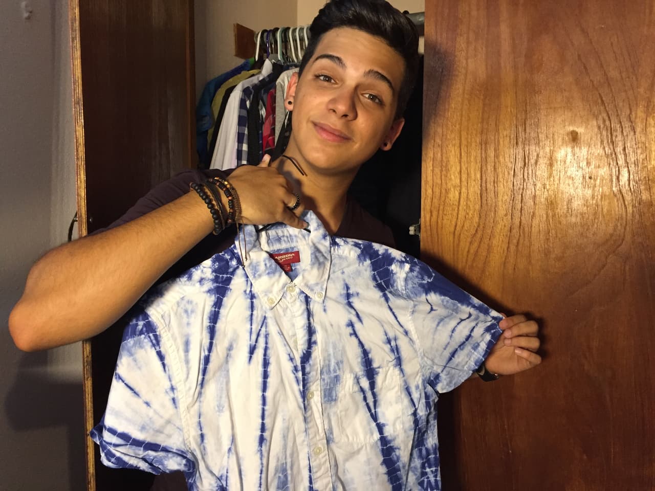 Aunque el negro es su color favorito, también usa camisas estampadas.