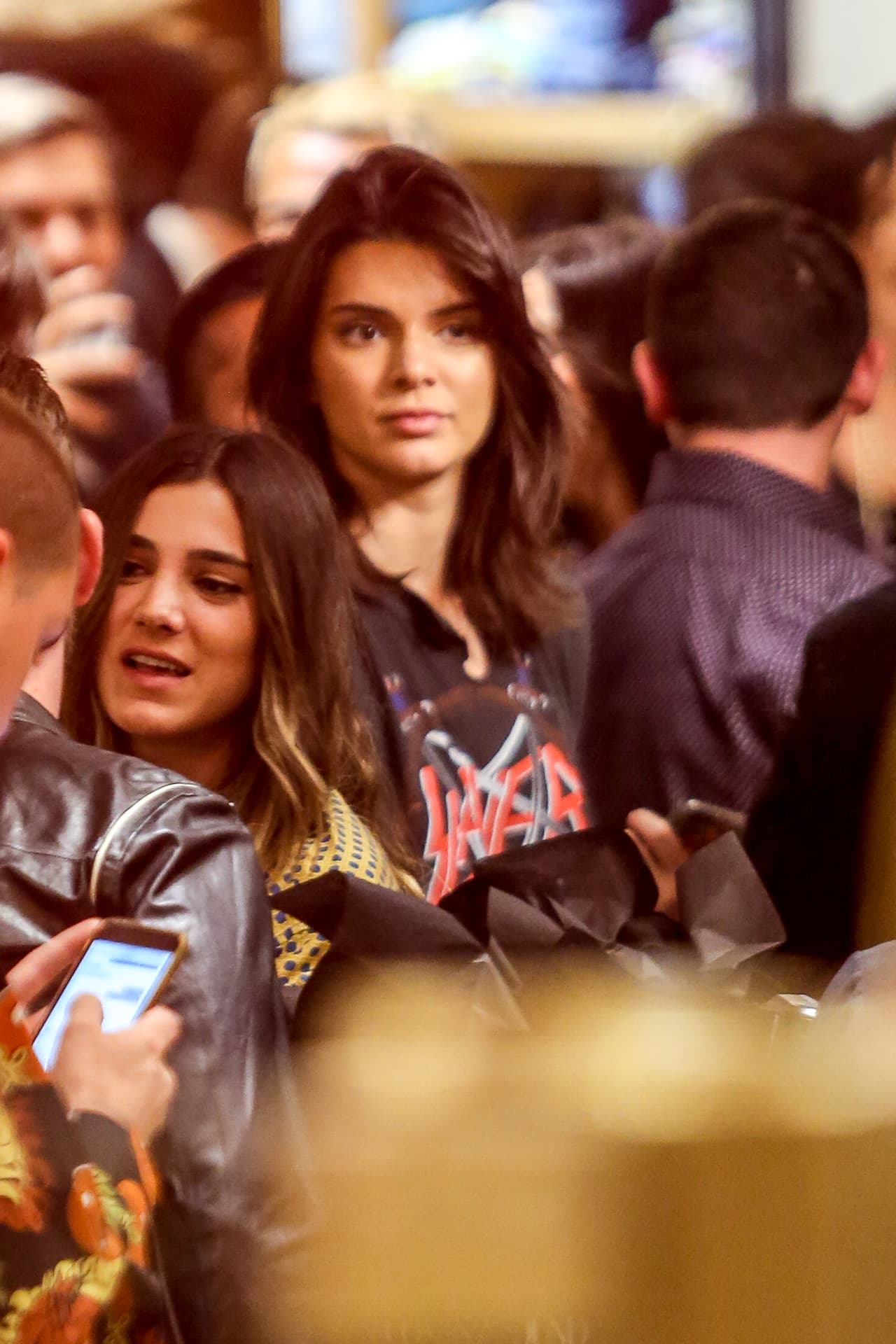 Lució un look muy rockero, con una playera de la banda Slayer.