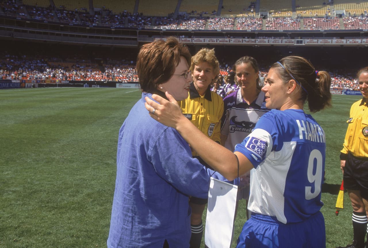 Figuras defensoras de la igualdad de la mujer como Billy Jean King destacó la labor de Mia Hamm en el deporte.