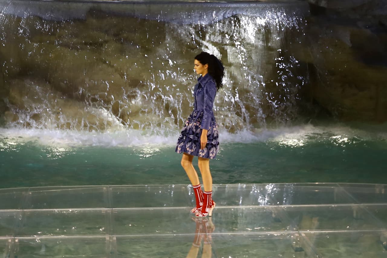 El visón fue uno de los materiales emblemáticos de la colección que se vio desfilar en amplios abrigos y en los ruedos y bordes de los vestidos.