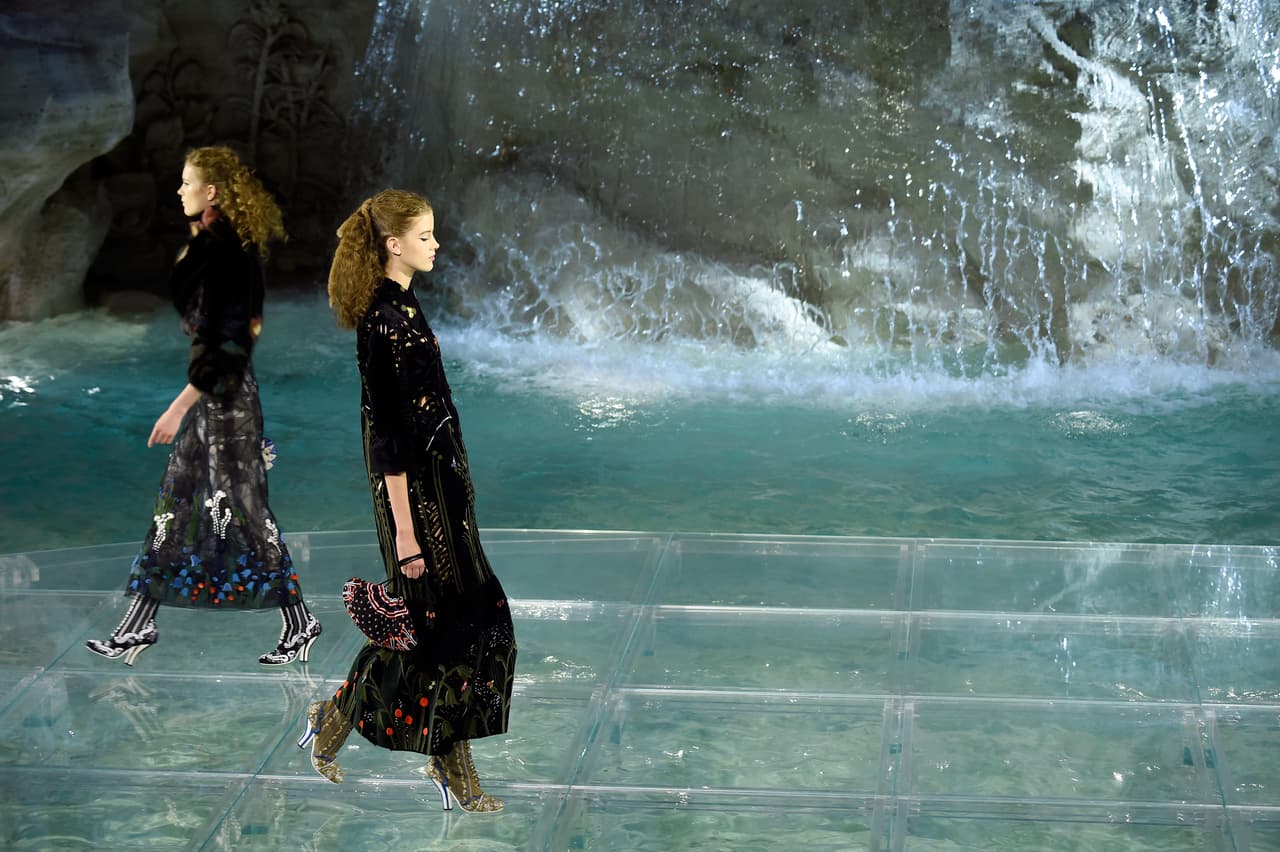 Karl Lagerfeld ha hecho de los escenarios de sus desfiles casi algo tan relevante como sus propios diseños, por eso no sorprende que para la celebración de los 90 años de la marca italiana Fendi, de la que es director creativo, creara un paisaje casi bíblico sobre la Fontana de Trevi, en Roma.