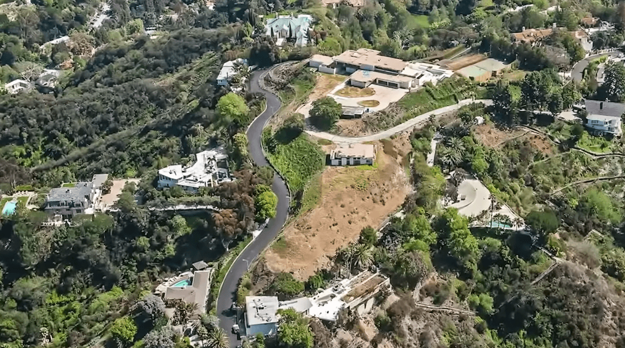 Además de los problemas económicos, la propiedad deberá enfrentar otro reto y es conseguir los permisos de habitabilidad por la ciudad de Los Ángeles, jurisdicción que cambió los parámetros para residencia familiar durante la última década.