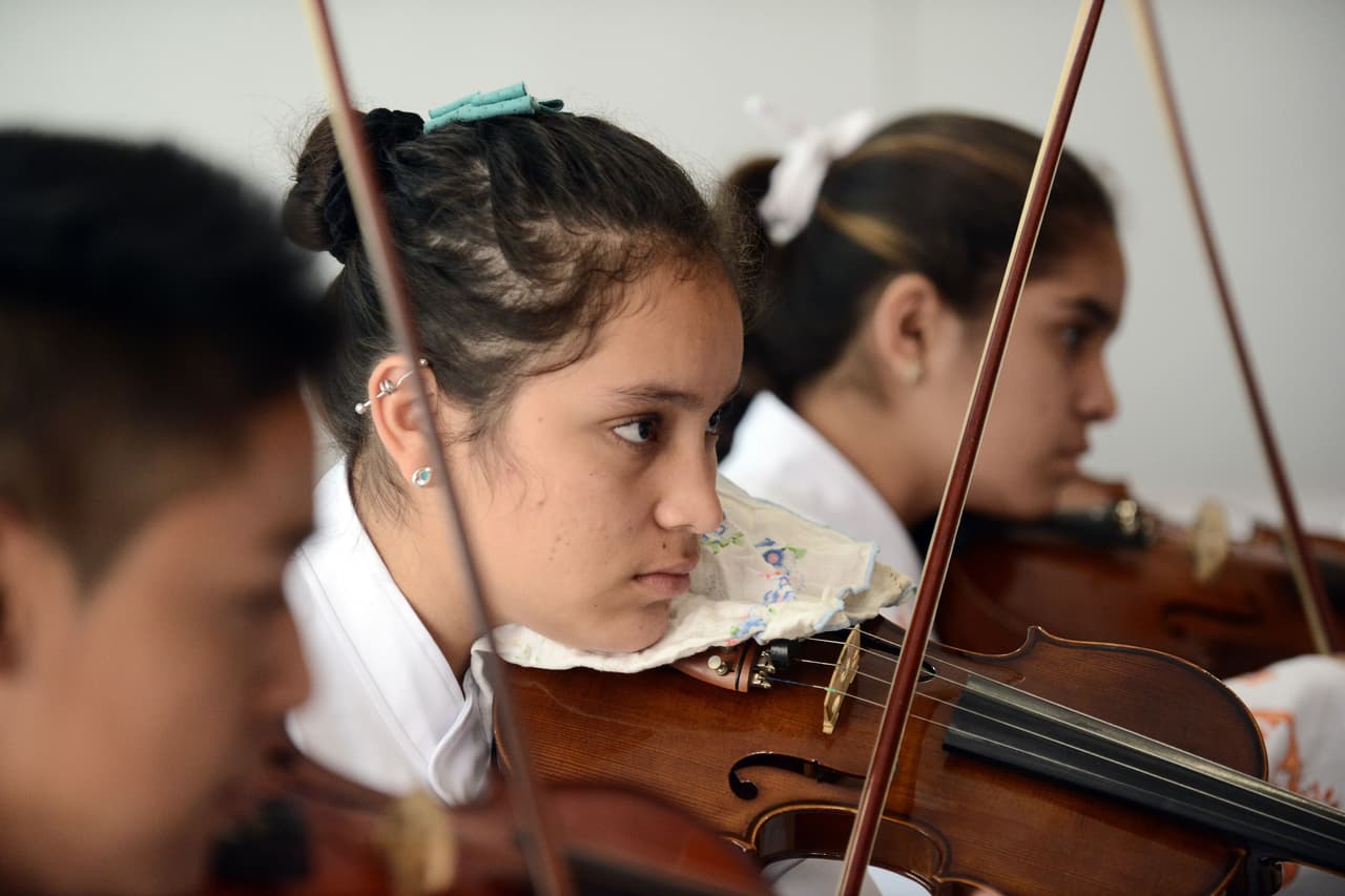 Una forma de proteger a los jóvenes es crear un medio ambiente saludable dónde puedan explorar sus pasiones.