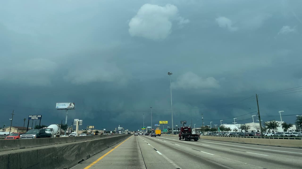 Durante la tarde, se pedía a los conductores tener cuidado porque la fuerte lluvia puede hacer perder visibilidad en las carreteras.