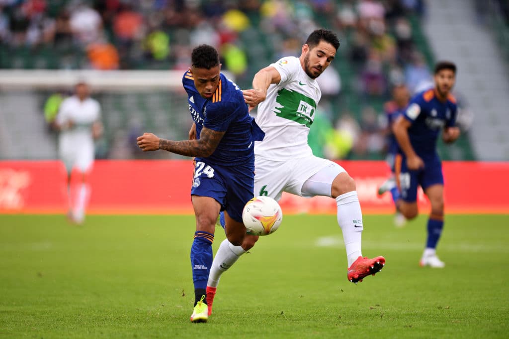 Vinicius Junior se luce con un doblete y la da la victoria 1-2 al Real Madrid sobre el Elche.