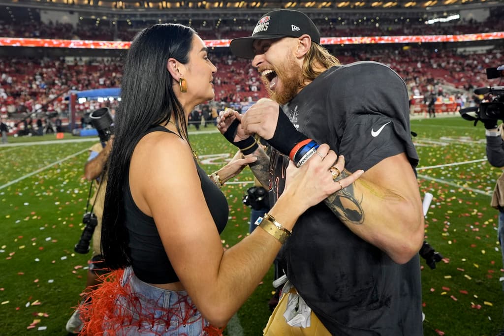 El ala cerrada de los 49ers de San Francisco, George Kittle, celebra con su esposa Claire, después de su victoria contra los Lions de Detroit en el partido de fútbol americano de la NFL por el Campeonato de la NFC en Santa Clara, California, el domingo 28 de enero de 2024. (Foto AP/David J. Phillip )