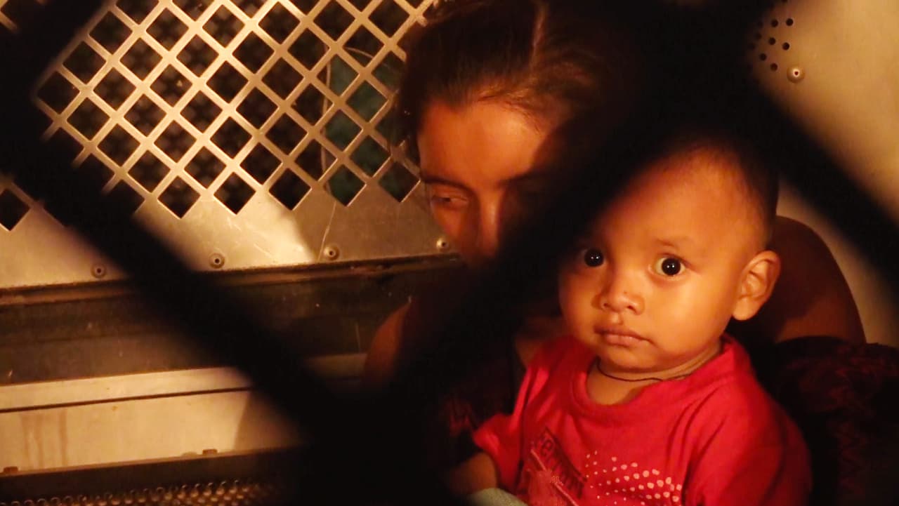 El imponente muro que separa la frontera en esa área se pierde entre las dunas. Tan pronto cae la noche comienza el cruce de inmigrantes sin papeles, la mayoría familias.