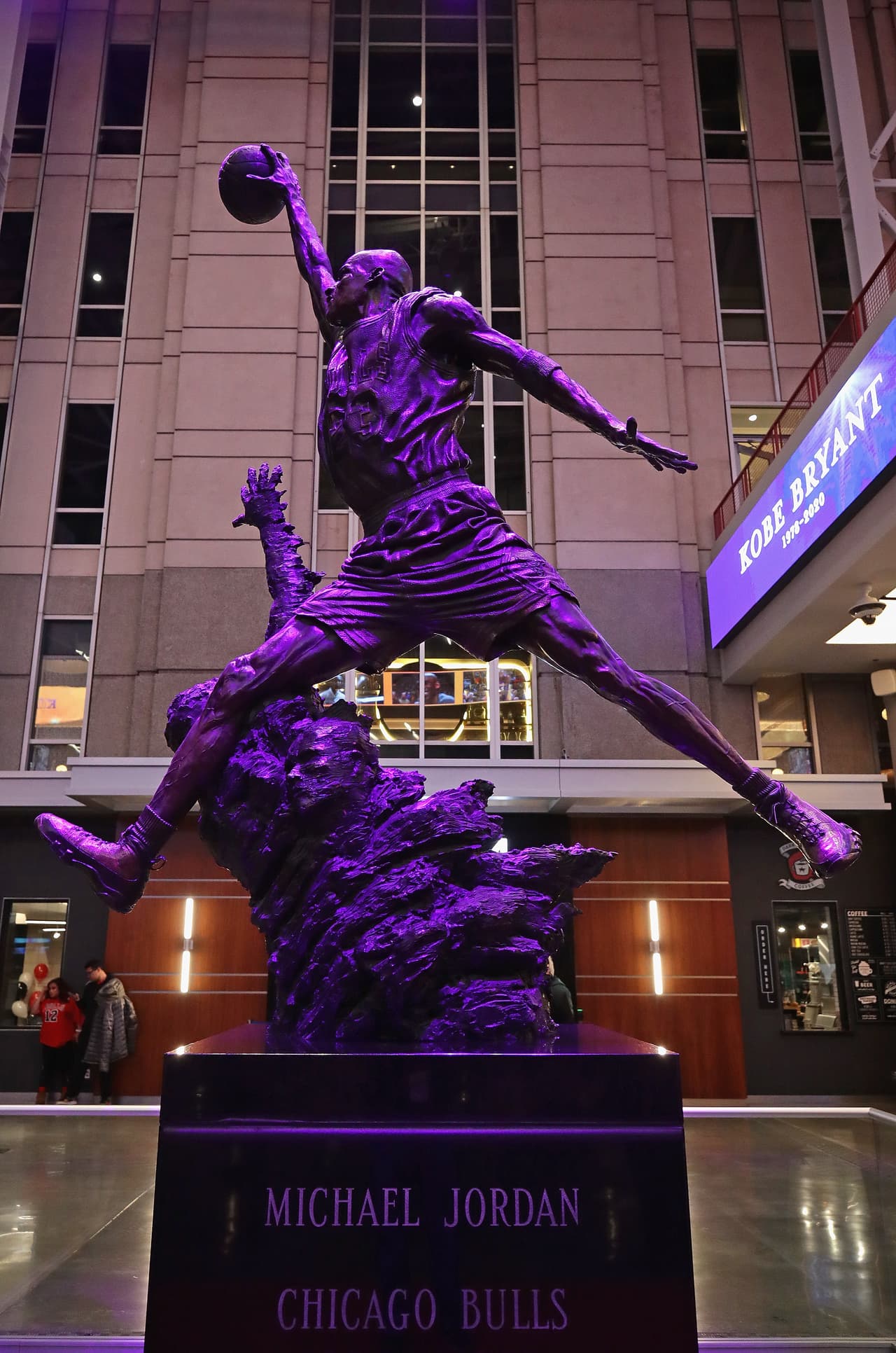 Incluso la estatua de Michael Jordan en el estadio San Antonio Spurs, fue iluminada en púrpura en honor a la estrella de LA Lakers.