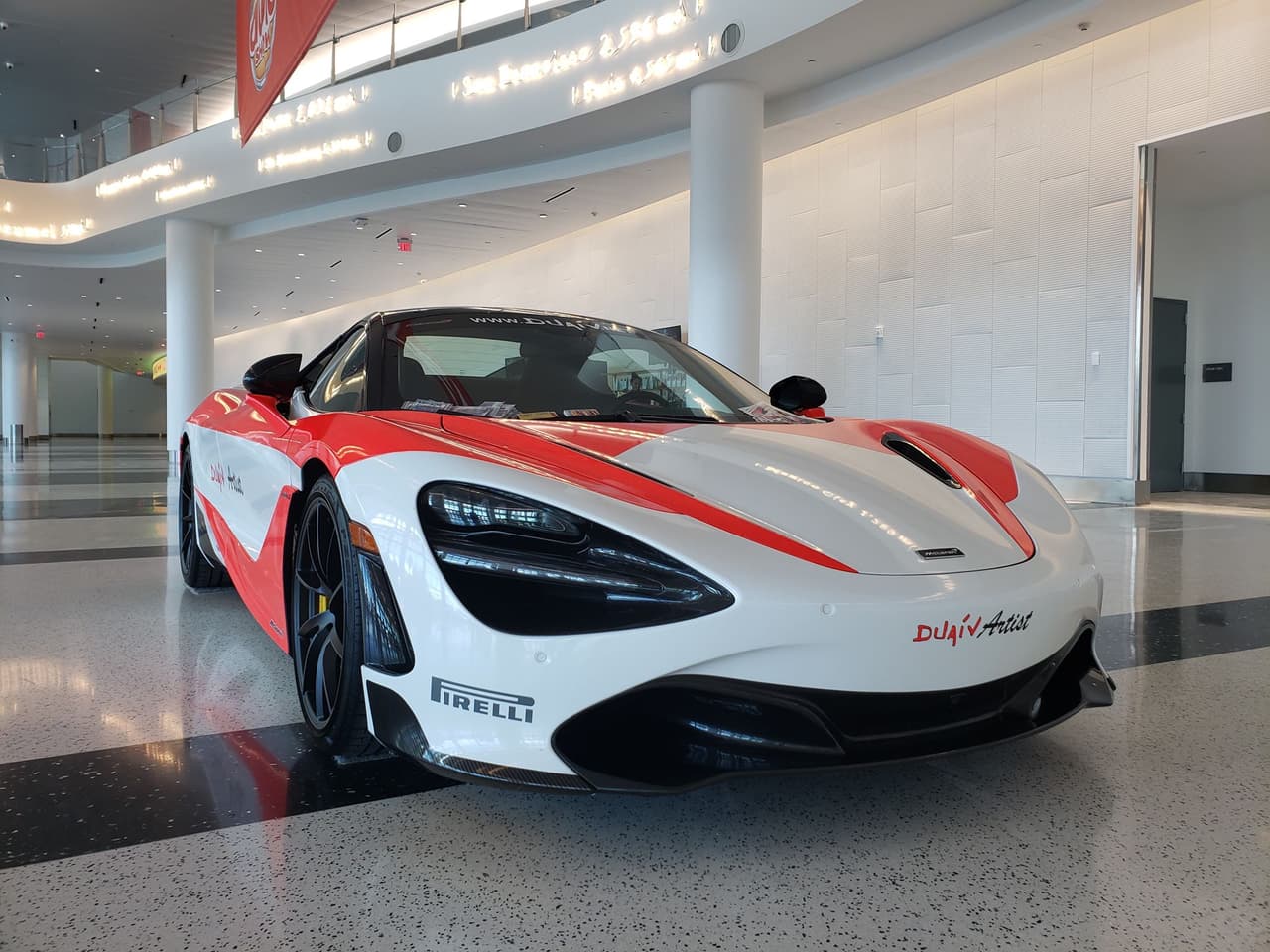 <b>McLaren 720S Spider por DUAIV</b>
<br>
<br>Entre los autos exóticos se encuentra un McLaren 720S Spider modificado por el artista franco estadounidense Duaiv para rendir homenaje a dos de las leyendas más grandes del deporte motor: Ayrton Senna y Niki Lauda.