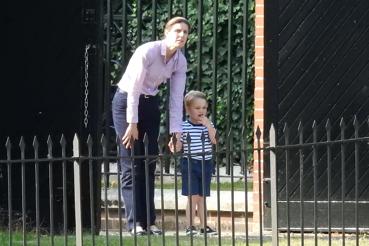 Al borde de las lágrimas el principito despidió a sus papás, acompañado de su nana.