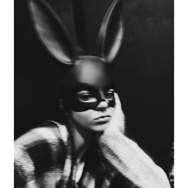 La media hermana de la Kardashian también se disfrazó. Kendall Jenner se puso unas orejas, pero se veía triste por no tener el traje completo.